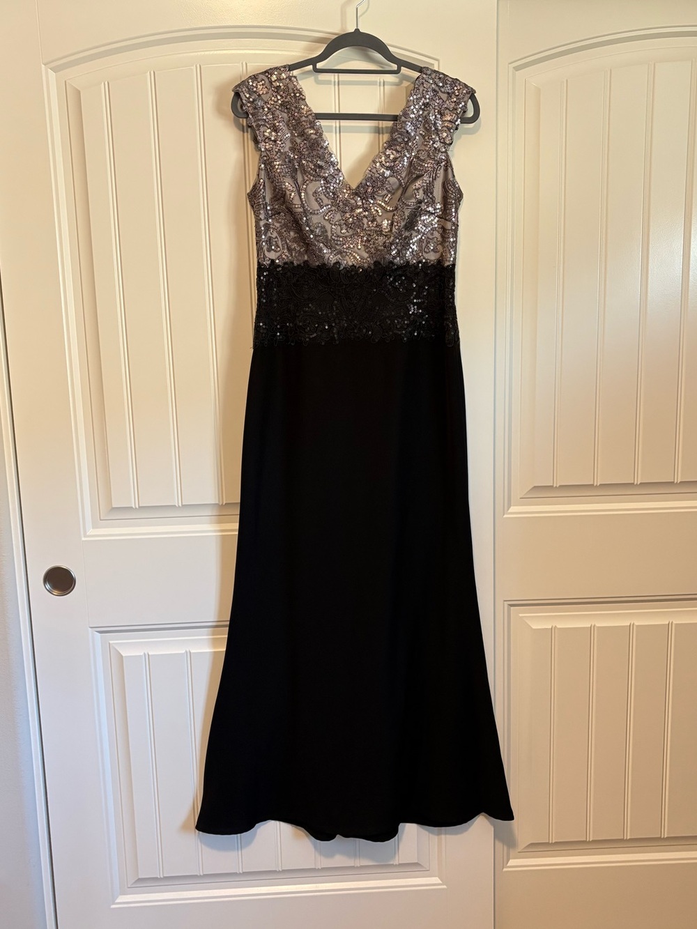 TADASHI SHOJI Pearl Grey Black Two-Tone Sequin Lace Bodice Maxi Gown Dress sz 8 - Picture 2 of 13